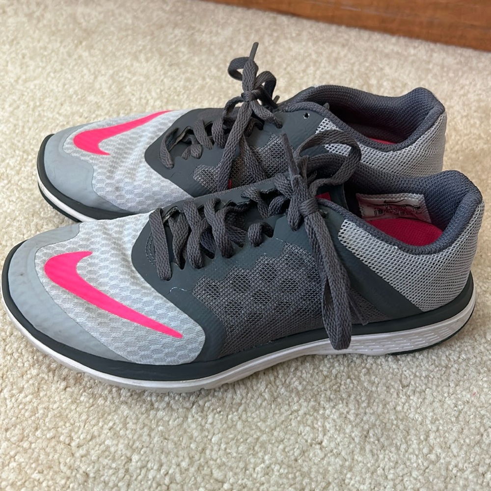 Nike women’s running shoes, sz 5